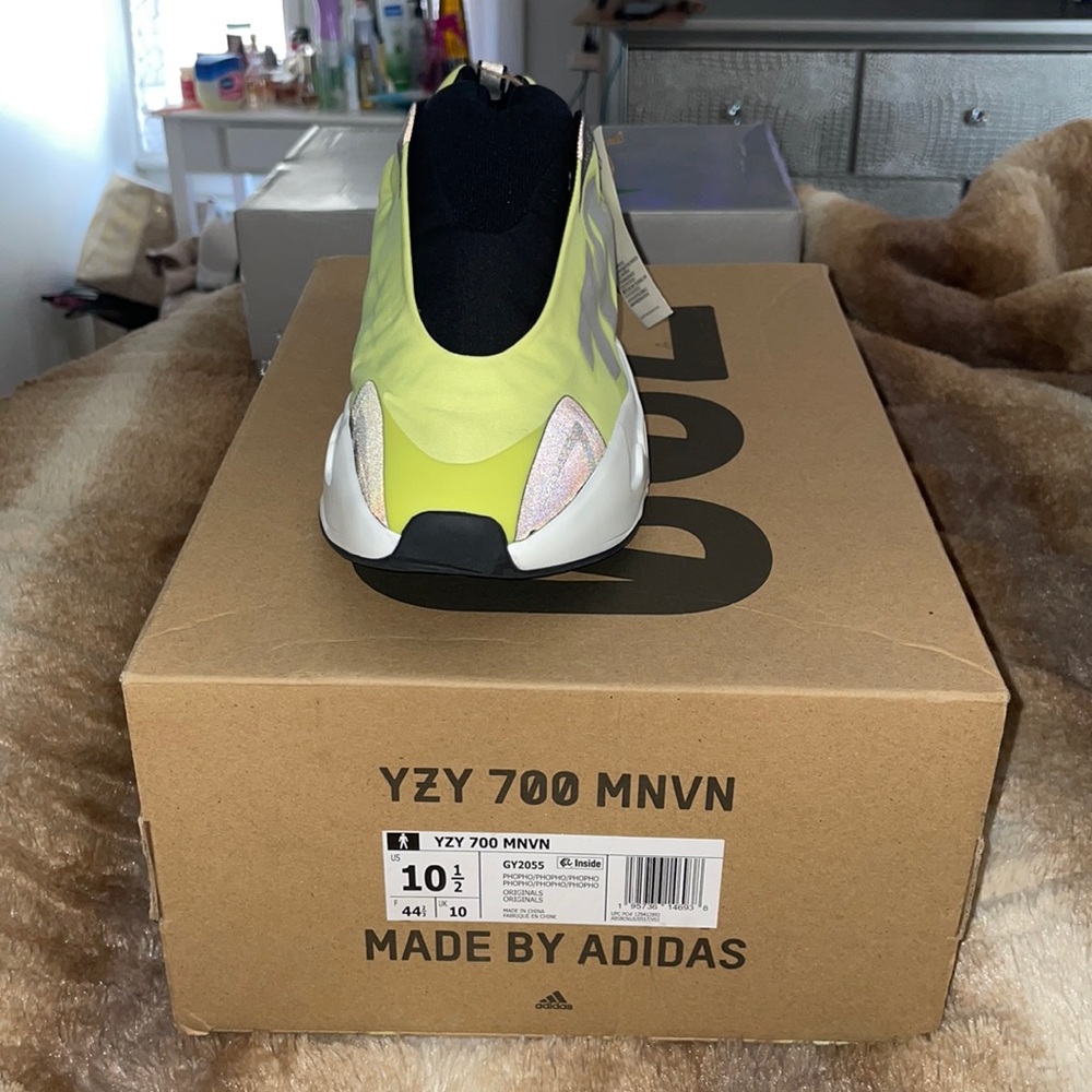 Yzy 700 MNVN